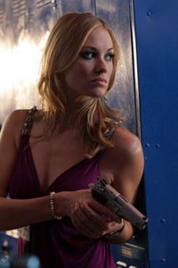 Yvonne Strahovski Poster 16inx24in - Fame Collectibles
